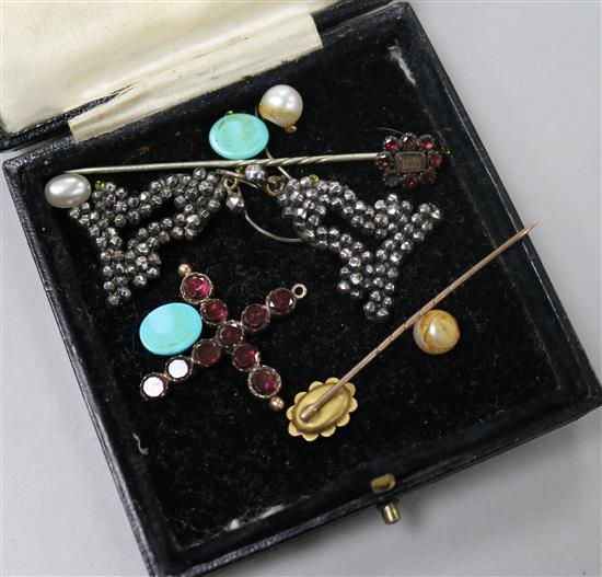 Mixed jewellery including a garnet cross.